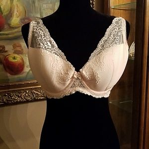 Feminine pink lace bra NWOT